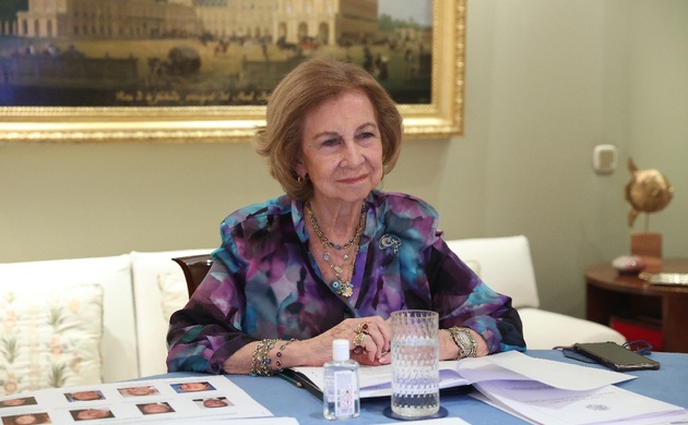 Su Majestad la Reina Doña Sofía en el transcurso de la videoconferencia que ha mantenido con la Junta Directiva del Queen Sofia Spanish Institute